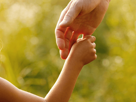 Dieťa drží rodiča za ruku