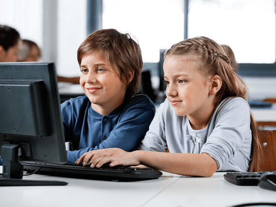 Detičky sa hrajú pri počítači