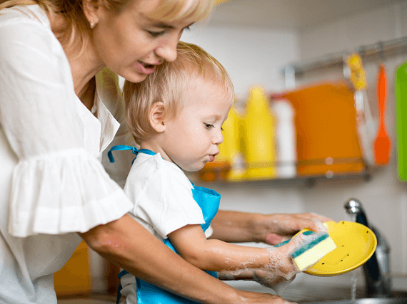 Matka s dieťaťom umýva riad